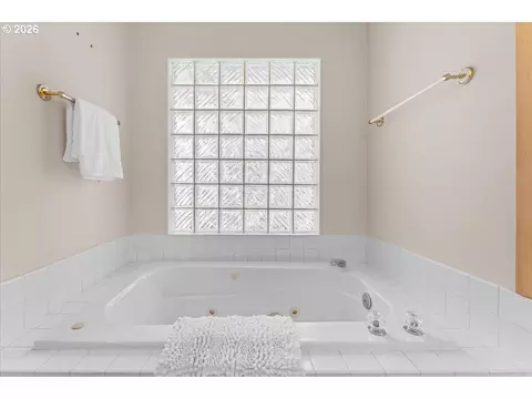 Bath - 36740 Eldridge Dr, Sandy, OR 97055 photo 3 of 6