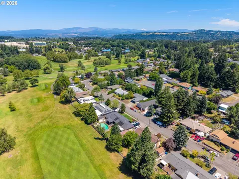 View/Area - 1560 NE Cochran Dr, Gresham, OR 97030 photo 6 of 6