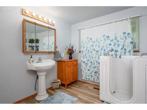 Bath - 1560 NE Cochran Dr, Gresham, OR 97030 photo 2 of 3