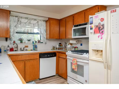 Kitchen - 1560 NE Cochran Dr, Gresham, OR 97030 photo 2 of 2