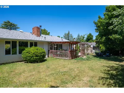 Exterior - 1560 NE Cochran Dr, Gresham, OR 97030 photo 4 of 7