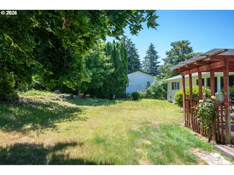 Exterior - 1560 NE Cochran Dr, Gresham, OR 97030 photo 6 of 7