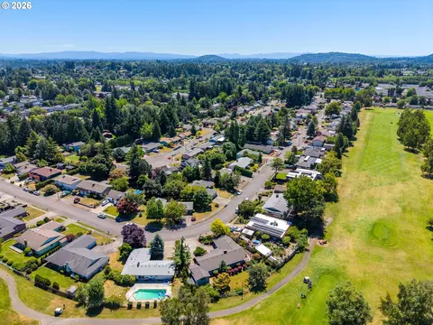 View/Area - 1560 NE Cochran Dr, Gresham, OR 97030 photo 2 of 6