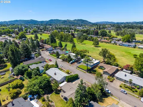 View/Area - 1560 NE Cochran Dr, Gresham, OR 97030 photo 5 of 6