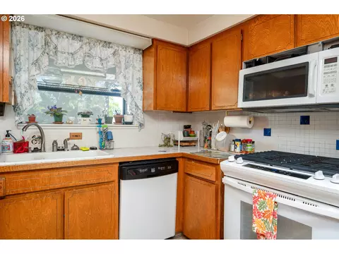 Kitchen - 1560 NE Cochran Dr, Gresham, OR 97030 photo 1 of 2