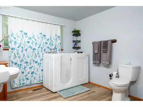 Bath - 1560 NE Cochran Dr, Gresham, OR 97030 photo 1 of 3
