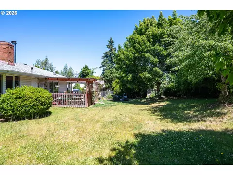 Exterior - 1560 NE Cochran Dr, Gresham, OR 97030 photo 3 of 7