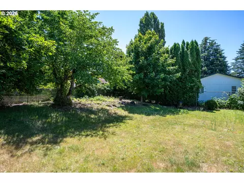 Exterior - 1560 NE Cochran Dr, Gresham, OR 97030 photo 2 of 7