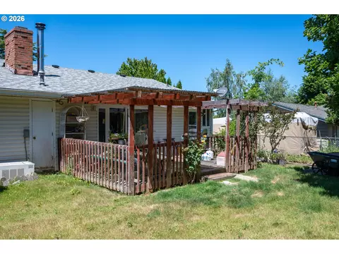 Exterior - 1560 NE Cochran Dr, Gresham, OR 97030 photo 7 of 7