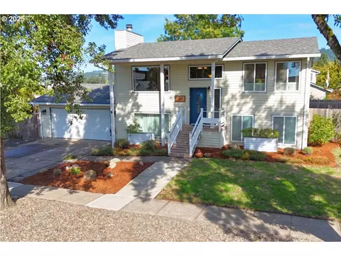 103 E Foothills Dr, Newberg, OR 97132