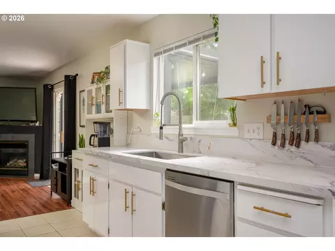 Kitchen - 1322 SE La Mesa Ave, Gresham, OR 97080 photo 2 of 7