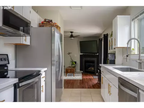 Kitchen - 1322 SE La Mesa Ave, Gresham, OR 97080 photo 3 of 7