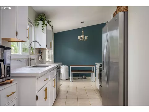 Kitchen - 1322 SE La Mesa Ave, Gresham, OR 97080 photo 5 of 7