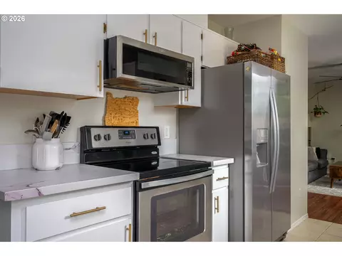 Kitchen - 1322 SE La Mesa Ave, Gresham, OR 97080 photo 4 of 7