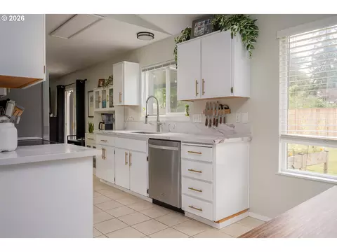 Kitchen - 1322 SE La Mesa Ave, Gresham, OR 97080 photo 1 of 7