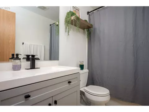 Bath - 1322 SE La Mesa Ave, Gresham, OR 97080 photo 2 of 3