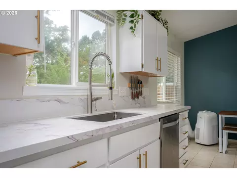 Kitchen - 1322 SE La Mesa Ave, Gresham, OR 97080 photo 6 of 7