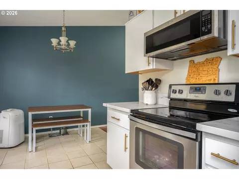 Kitchen - 1322 SE La Mesa Ave, Gresham, OR 97080 photo 7 of 7
