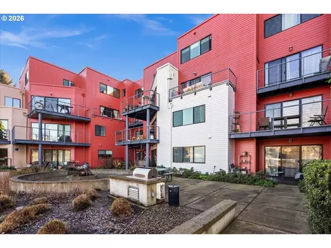 720 NW Naito Pkwy #D-17, Portland, OR 97209