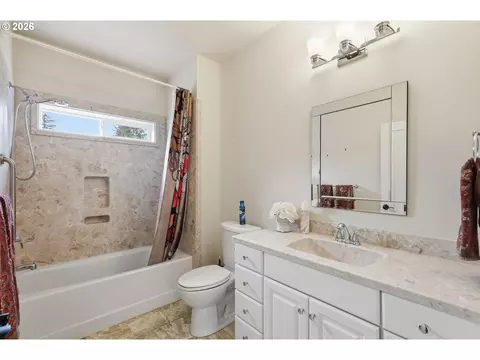 Bath - 106 Hansen Ln, Eugene, OR 97404 photo 3 of 3