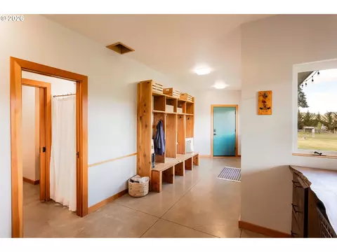 Entry Way - 85535 Lancer Ln, Eugene, OR 97405 photo 3 of 5