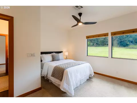 Bedroom - 85535 Lancer Ln, Eugene, OR 97405 photo 4 of 5