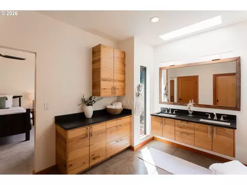 Bath - 85535 Lancer Ln, Eugene, OR 97405 photo 2 of 5