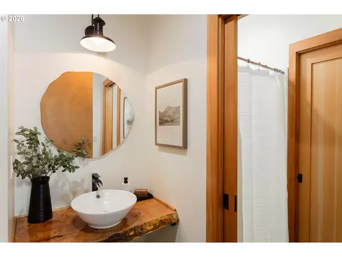 Bath - 85535 Lancer Ln, Eugene, OR 97405 photo 1 of 5