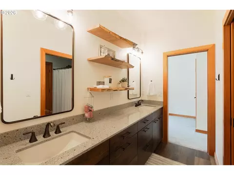 Bath - 85535 Lancer Ln, Eugene, OR 97405 photo 4 of 5
