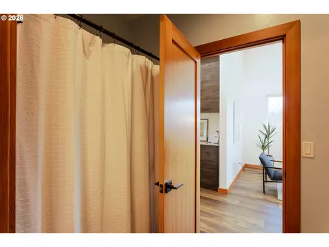 Bath - 85535 Lancer Ln, Eugene, OR 97405 photo 5 of 5