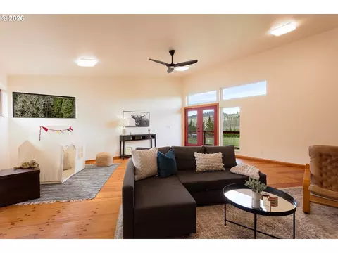 Living - 85535 Lancer Ln, Eugene, OR 97405 photo 5 of 6