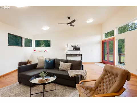 Living - 85535 Lancer Ln, Eugene, OR 97405 photo 6 of 6