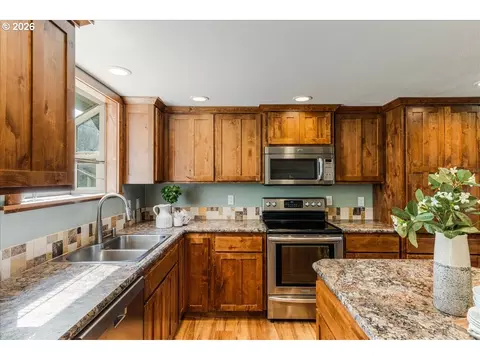 Kitchen - 35000 SE Colorado Rd, Sandy, OR 97055 photo 3 of 4