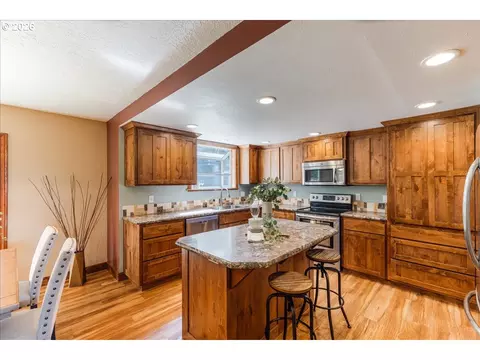 Kitchen - 35000 SE Colorado Rd, Sandy, OR 97055 photo 2 of 4