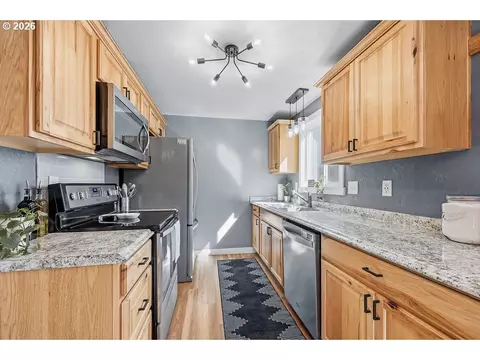 Kitchen - 2727 Edison St, Eugene, OR 97402 photo 1 of 2
