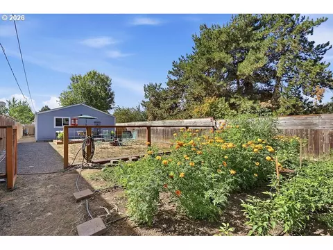 Exterior - 2727 Edison St, Eugene, OR 97402 photo 5 of 6