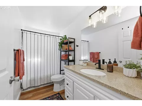 Bath - 2727 Edison St, Eugene, OR 97402 photo 1 of 1