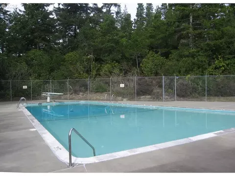 Exterior - 141 Outer Dr, Florence, OR 97439 photo 7 of 9