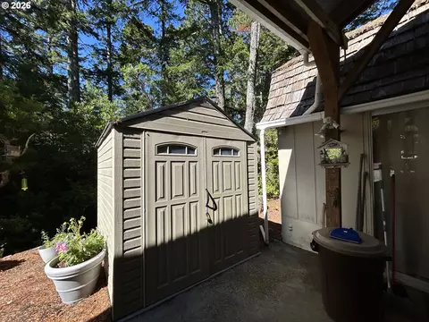 Exterior - 141 Outer Dr, Florence, OR 97439 photo 4 of 9