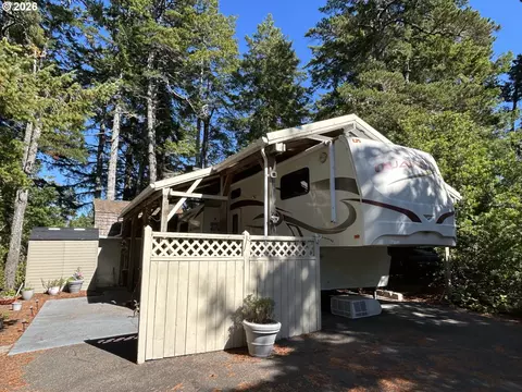 Exterior - 141 Outer Dr, Florence, OR 97439 photo 2 of 9