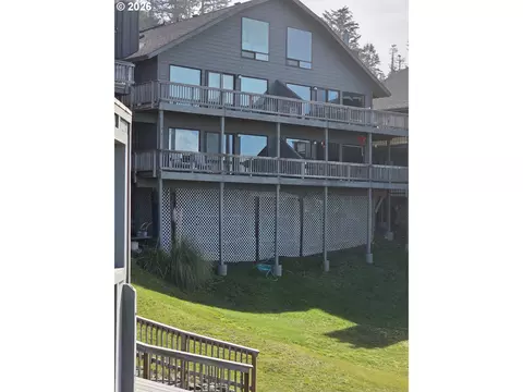 29134 Ellensburg Ave #16, Gold Beach, OR 97444