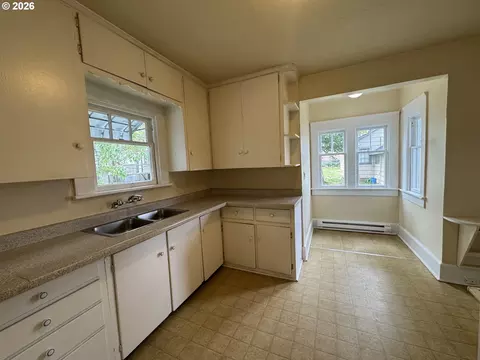 Kitchen - 90 E 20th Ave, Eugene, OR 97405 photo 1 of 2