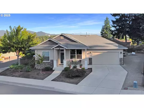 3699 River Heights Dr, Springfield, OR 97477
