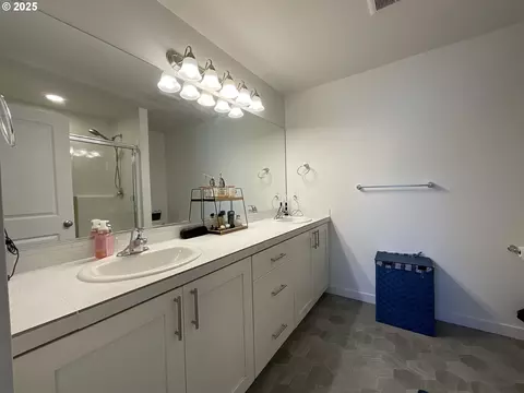 Bath - 857 S 25th Ave, Cornelius, OR 97113 photo 2 of 4