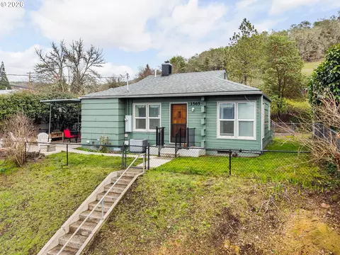 1565 NE Todd St, Roseburg, OR 97470