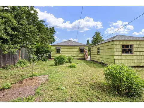 Exterior - 1746 W 9th Pl, Eugene, OR 97402 photo 7 of 8