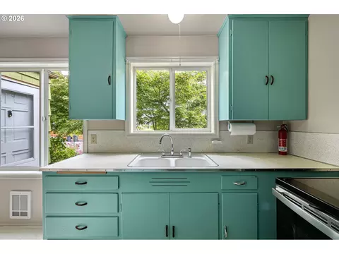 Kitchen - 1746 W 9th Pl, Eugene, OR 97402 photo 4 of 5