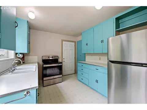 Kitchen - 1746 W 9th Pl, Eugene, OR 97402 photo 3 of 5