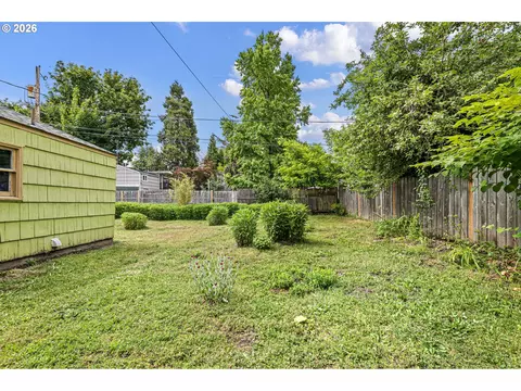 Exterior - 1746 W 9th Pl, Eugene, OR 97402 photo 6 of 8