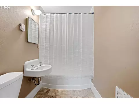 Bath - 1746 W 9th Pl, Eugene, OR 97402 photo 1 of 2